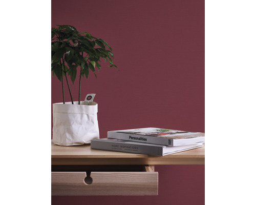 Arrangement décoratif avec plante d''intérieur dans un emballage en papier, des livres et un bureau en bois