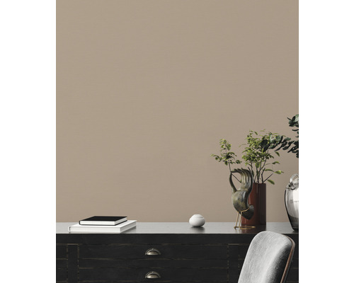 Espace de vie décoratif avec commode, jardinières et éléments de décoration.