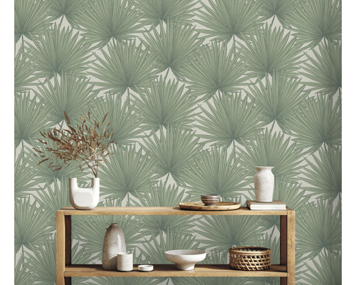 Intérieur avec papier peint à motif de feuilles de palmier et étagère en bois avec décoration