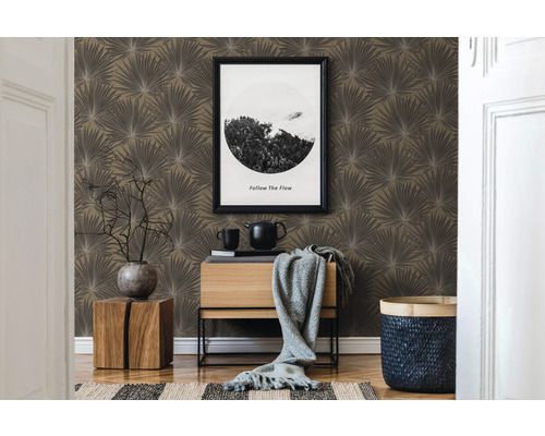 Salon avec papier peint à motifs, commode et décoration