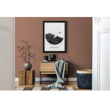 Salon décoratif avec papier peint à motifs, meubles en bois et une image encadrée