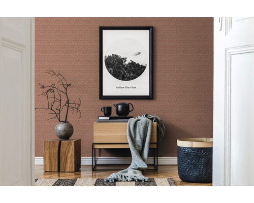 Salon décoratif avec papier peint à motifs, meubles en bois et une image encadrée