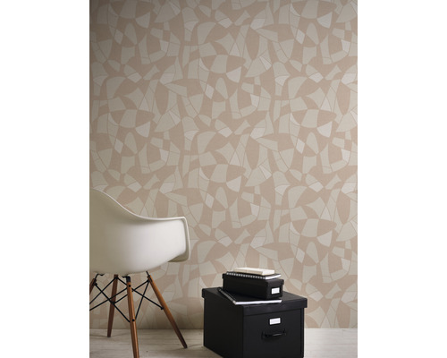 Papier peint à motifs géométriques dans un intérieur avec chaise et boîtes de rangement