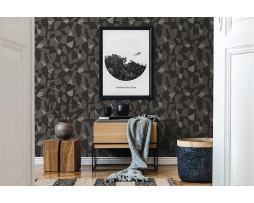 Papier peint décoratif avec motif abstrait en gris et beige dans le couloir.