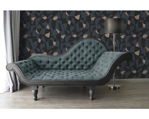 Scène avec une méridienne, un lampadaire et un papier peint à motifs