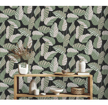 Espace de vie avec papier peint à feuilles, étagère et décoration
