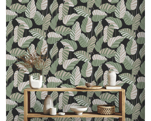 Espace de vie avec papier peint à feuilles, étagère et décoration