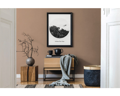 Intérieur avec table d''appoint en bois, armoire, décorations et tableau encadré au mur