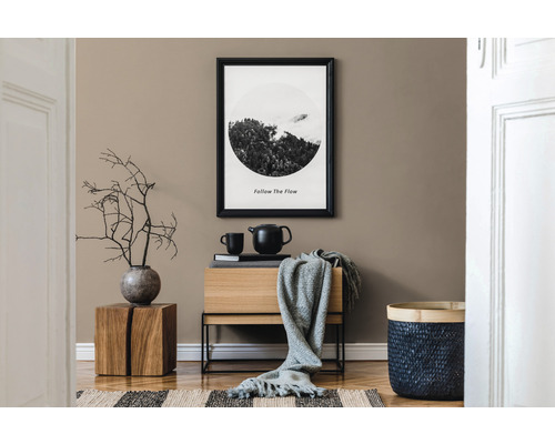 Pièce décorative avec commode, photo encadrée, panier et tabouret en bois.