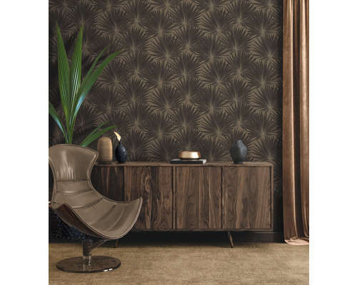 Décoration intérieure décorative avec papier peint à motifs, buffet et fauteuil