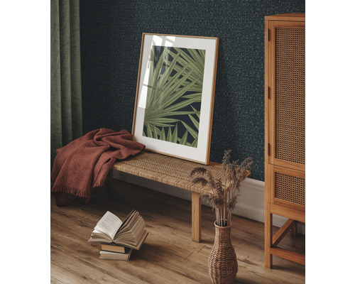 Salon décoratif avec banc, décoration murale, couverture, pile de livres et armoire