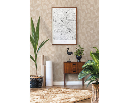 Papier peint décoratif dans une pièce avec une commode, des plantes d''intérieur et un tapis.