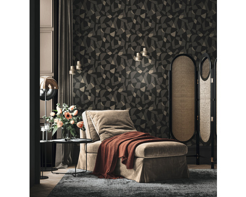 Salon avec méridienne, paravent et papier peint géométrique