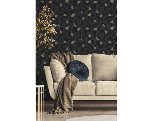 Salon avec papier peint à motifs, canapé et décorations pour une ambiance élégante