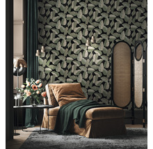 Salon avec méridienne, paravent et papier peint à motifs de feuilles