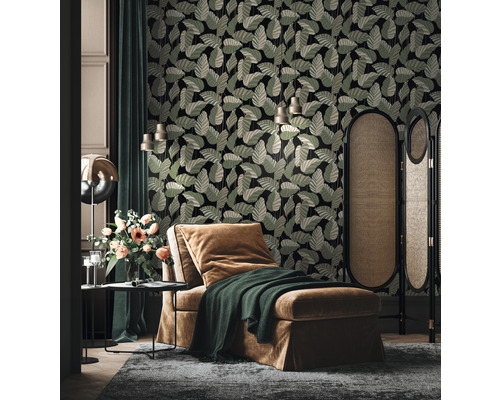 Salon avec méridienne, paravent et papier peint à motifs de feuilles