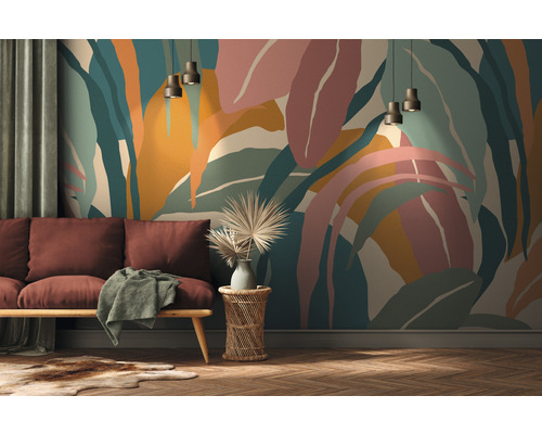 Salon avec canapé, table et revêtement mural à motifs végétaux