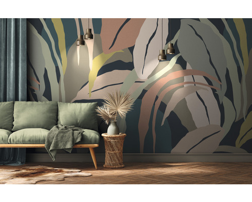 Salon avec papier peint à motifs végétaux, canapé, table d''appoint et suspensions