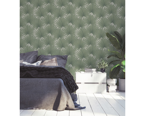 Chambre avec lit, plante et papier peint à motifs de palmiers