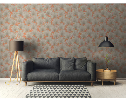 Salon avec canapé, lampe et papier peint à motifs