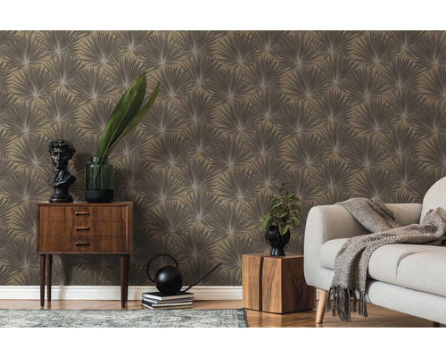 Salon avec papier peint à motifs, buffet et canapé