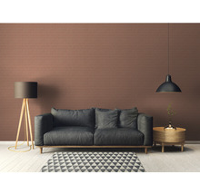 Salon avec canapé, lampe et papier peint à motifs