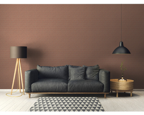 Salon avec canapé, lampe et papier peint à motifs