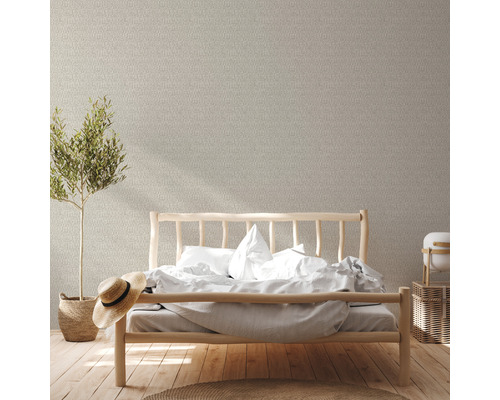 Chambre lumineuse avec lit en bois et papier peint à motifs