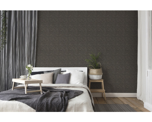 Chambre avec papier peint à motifs, lit et rideaux