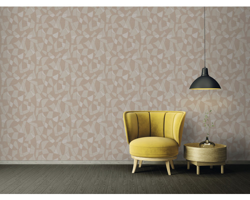 Exemple de pièce avec papier peint à motifs, fauteuil et lampe