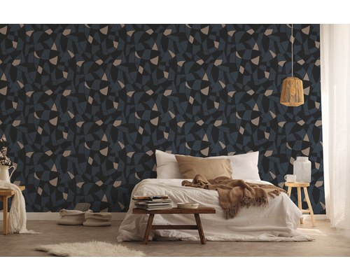 Chambre à coucher avec papier peint à motifs, lit et décoration