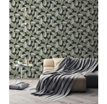 Salon avec canapé et papier peint à motif de feuilles.