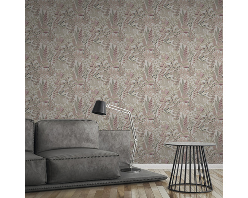 Wohnraum mit floral gemusterter Tapete, Sofa, Stehlampe und Beistelltisch