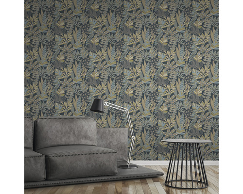 Salon avec papier peint à motifs floraux, canapé, lampadaire et table d''appoint