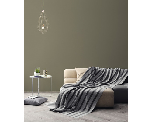 Wohnzimmer mit Sofa, Decke, Lampe und Beistelltisch