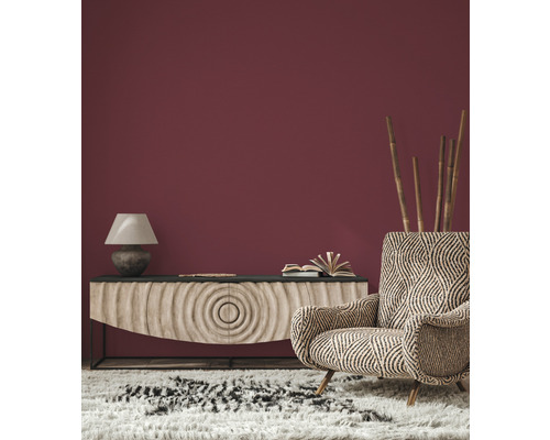 Salon avec buffet, lampe, fauteuil et tapis