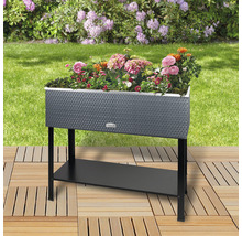 Blumenkasten aus Kunststoff mit Metallgestell und Ablagefläche, bepflanzt mit Blumen, im Garten