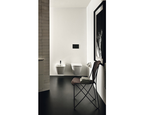 Modernes Badezimmer mit Bidet und wandhängendem WC, minimalistisch eingerichtet