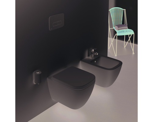 Badezimmer mit wandhängendem WC, Bidet, Betätigungsplatte und Stuhl