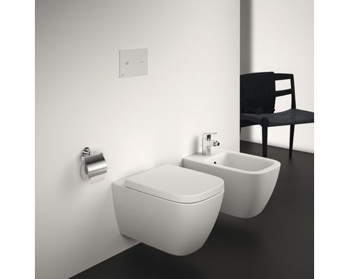 Modernes Badezimmer mit wandhängendem WC und Bidet