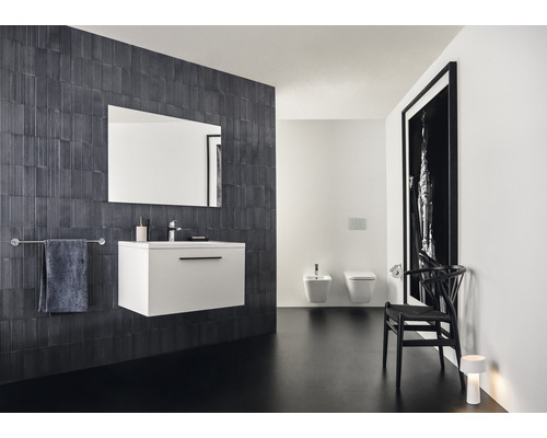 Badezimmer mit Waschtisch, Spiegel, Handtuchhalter, Toilette und Bidet