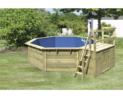 Piscine octogonale en bois avec échelle et plateforme dans le jardin.