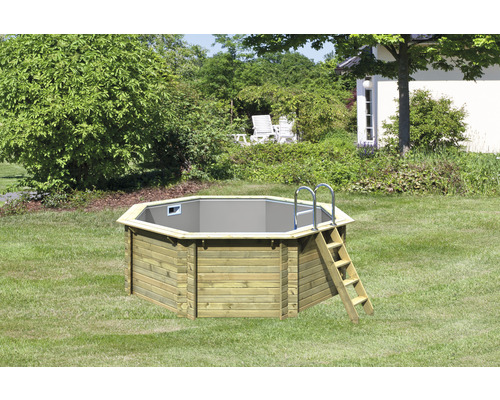 Piscine octogonale en bois avec échelle dans le jardin