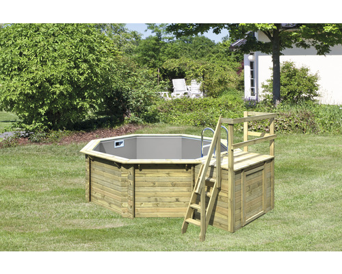 Piscine octogonale en bois avec échelle et plateforme dans le jardin