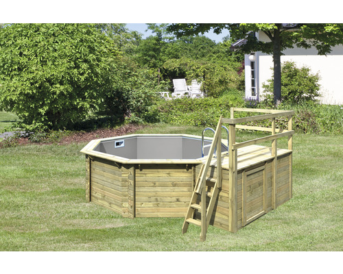 Piscine octogonale en bois avec échelle et plateforme dans le jardin