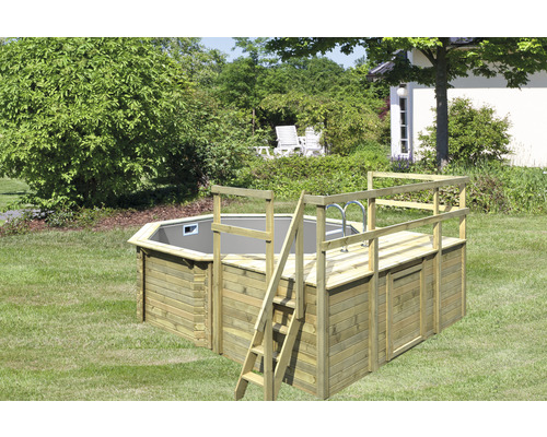 Piscine hors-sol en bois avec échelle dans le jardin