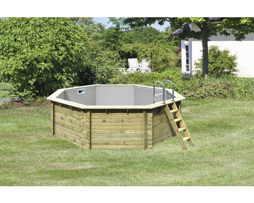 Piscine octogonale en bois avec échelle dans le jardin