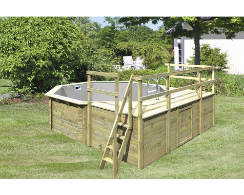 Piscine hors sol en bois avec échelle et plateforme dans le jardin
