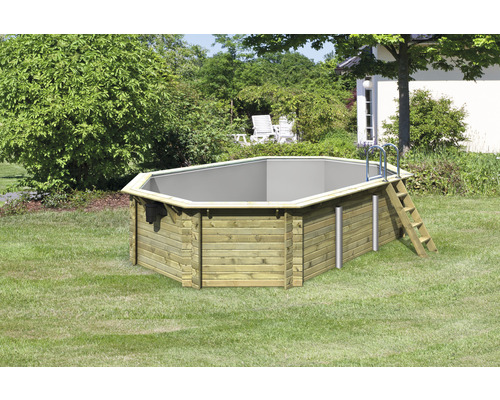 Piscine en bois avec échelle dans le jardin