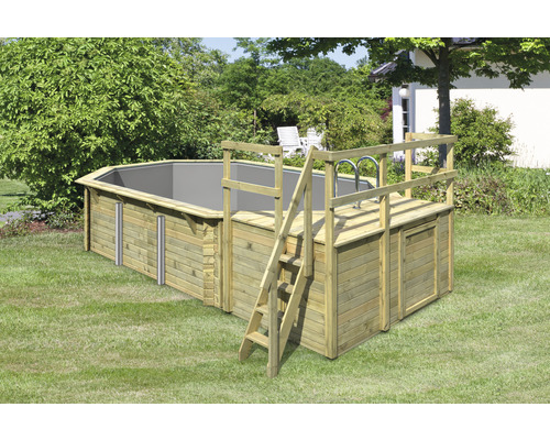 Piscine en bois avec échelle et plateforme dans le jardin